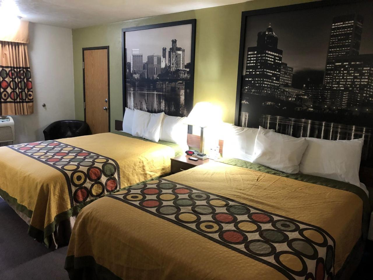Super 8 By Wyndham Salem Hotel Екстериор снимка