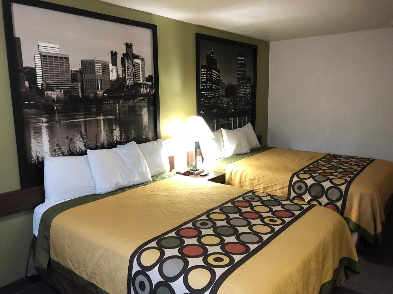 Super 8 By Wyndham Salem Hotel Екстериор снимка