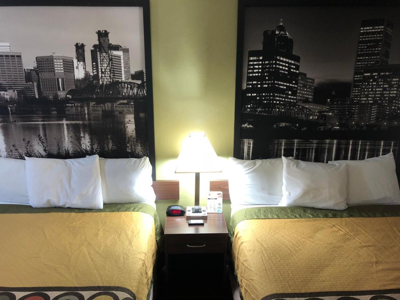 Super 8 By Wyndham Salem Hotel Екстериор снимка