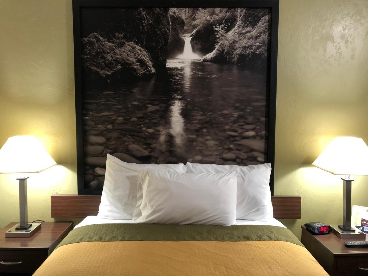 Super 8 By Wyndham Salem Hotel Екстериор снимка