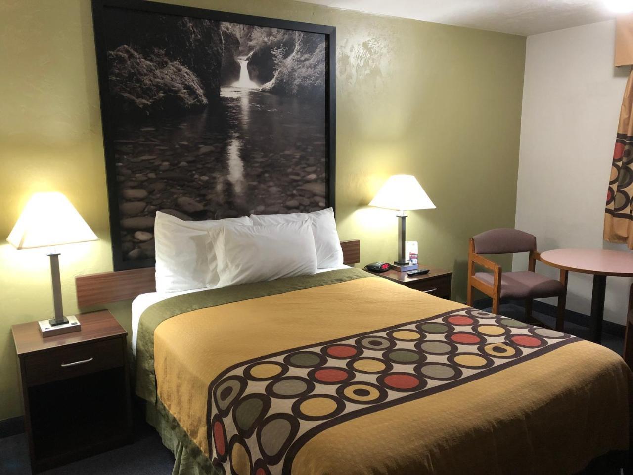 Super 8 By Wyndham Salem Hotel Екстериор снимка