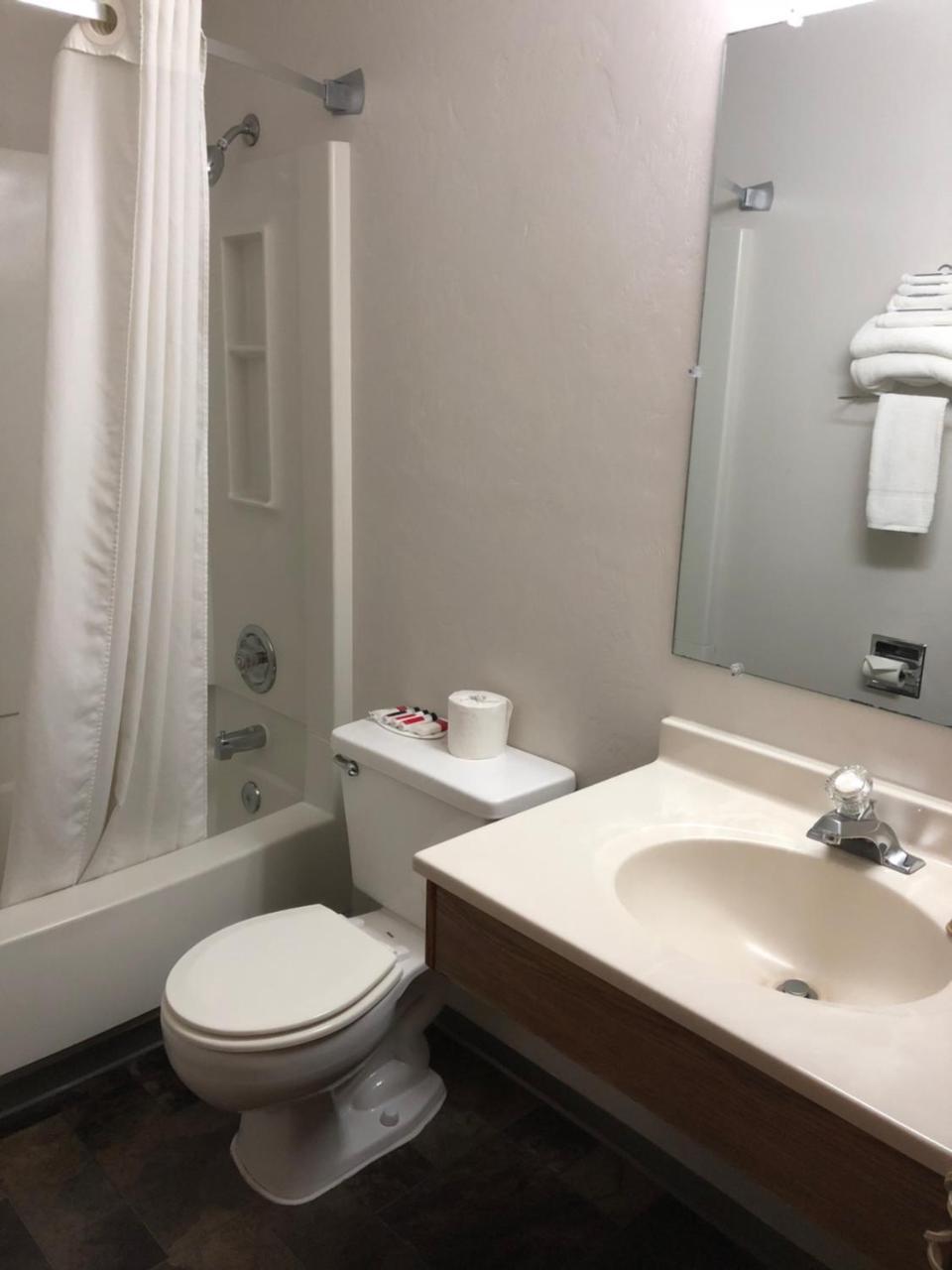 Super 8 By Wyndham Salem Hotel Екстериор снимка