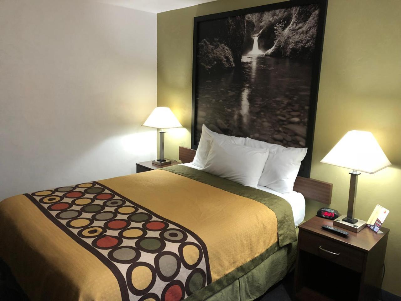 Super 8 By Wyndham Salem Hotel Екстериор снимка