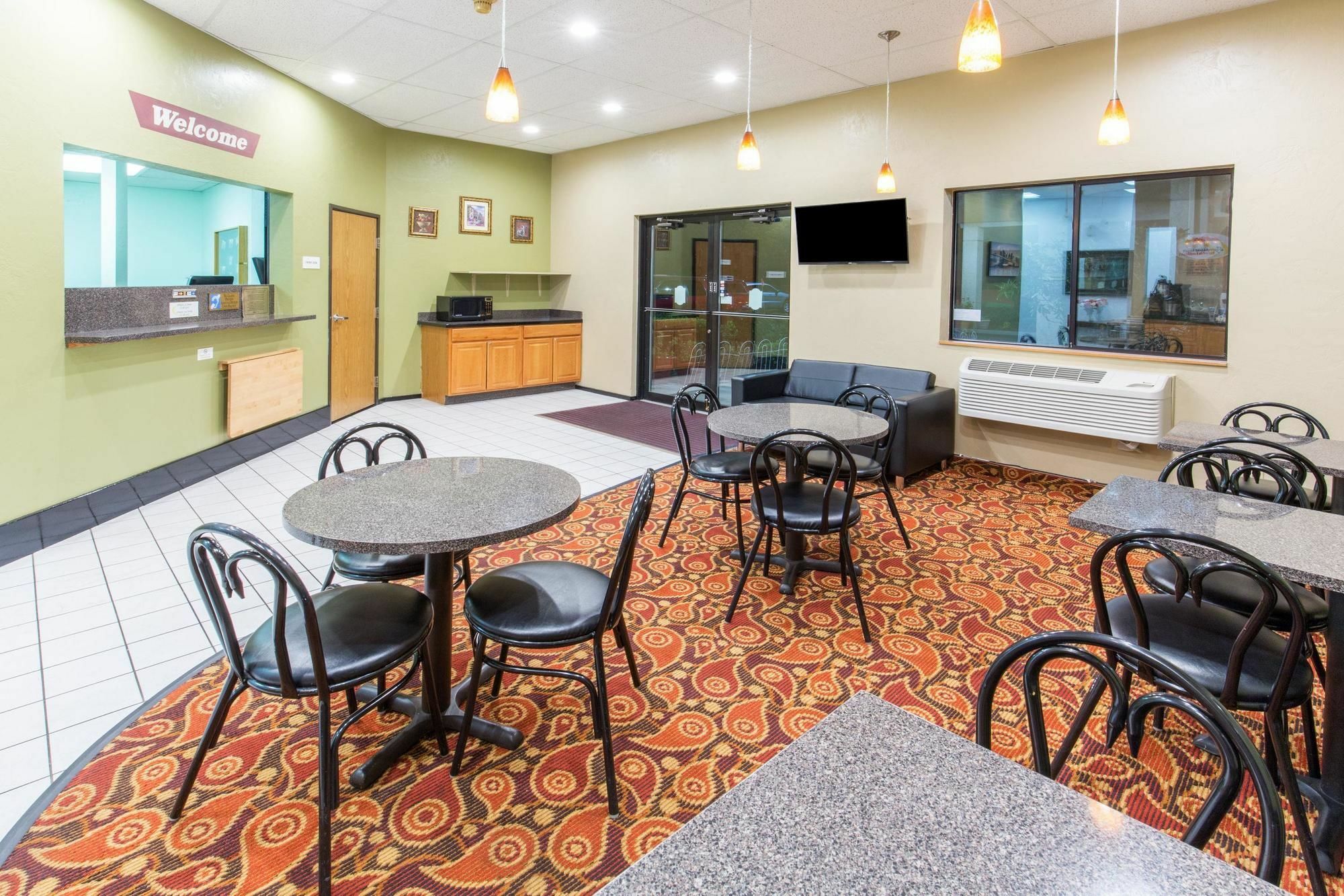 Super 8 By Wyndham Salem Hotel Екстериор снимка