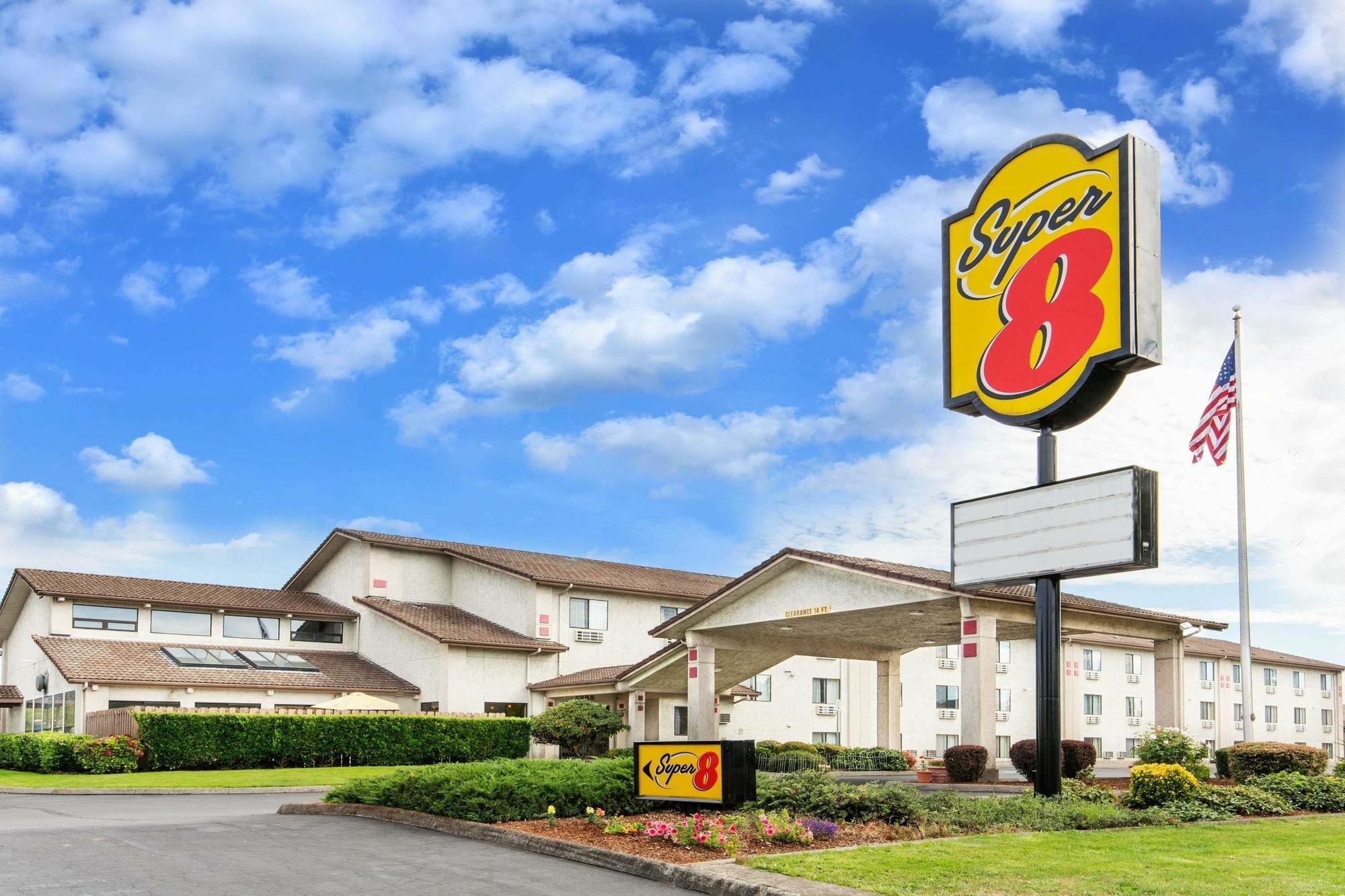 Super 8 By Wyndham Salem Hotel Екстериор снимка