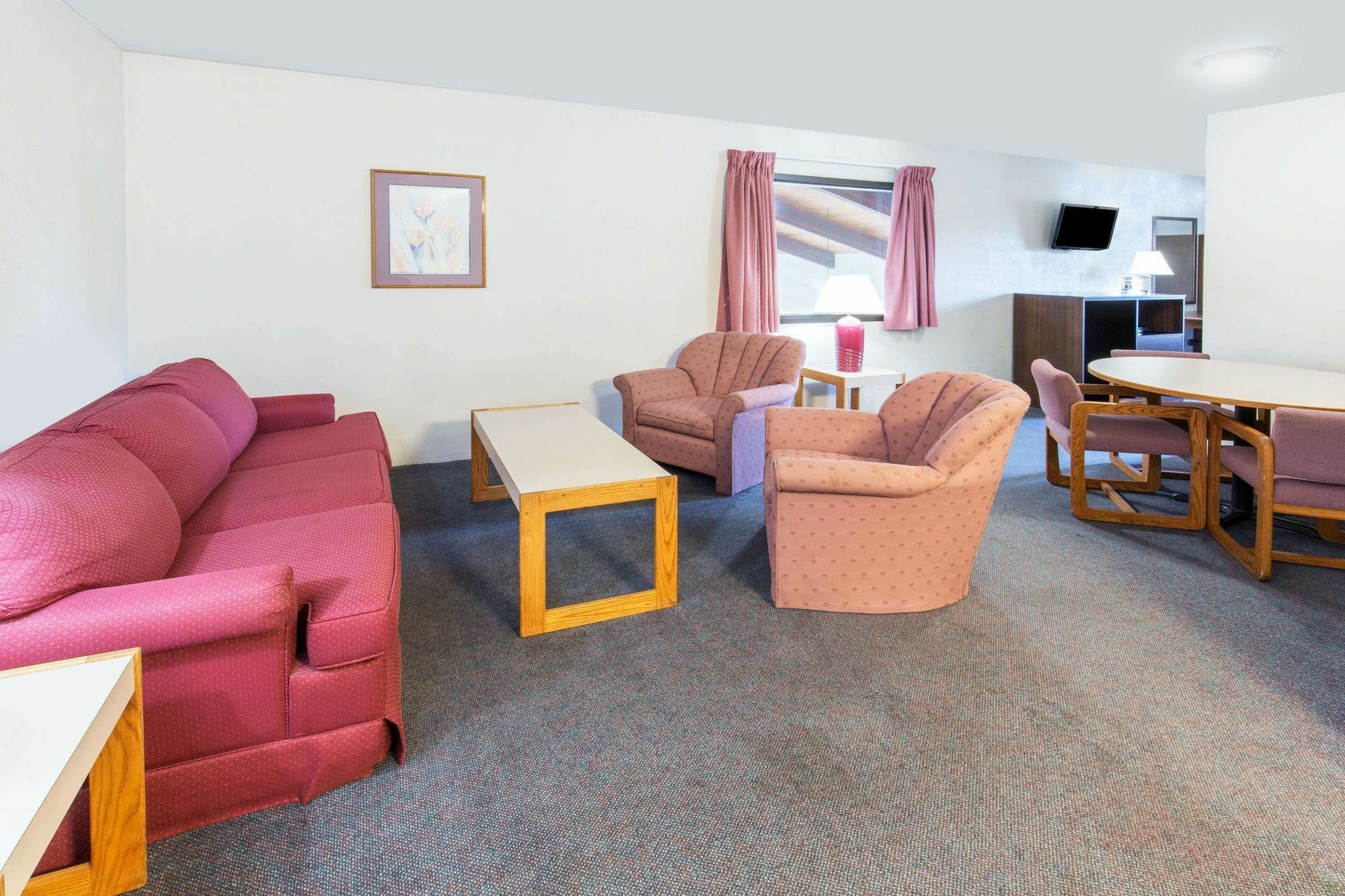 Super 8 By Wyndham Salem Hotel Екстериор снимка