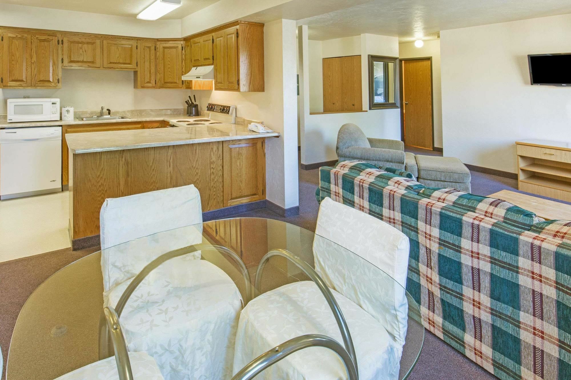 Super 8 By Wyndham Salem Hotel Екстериор снимка